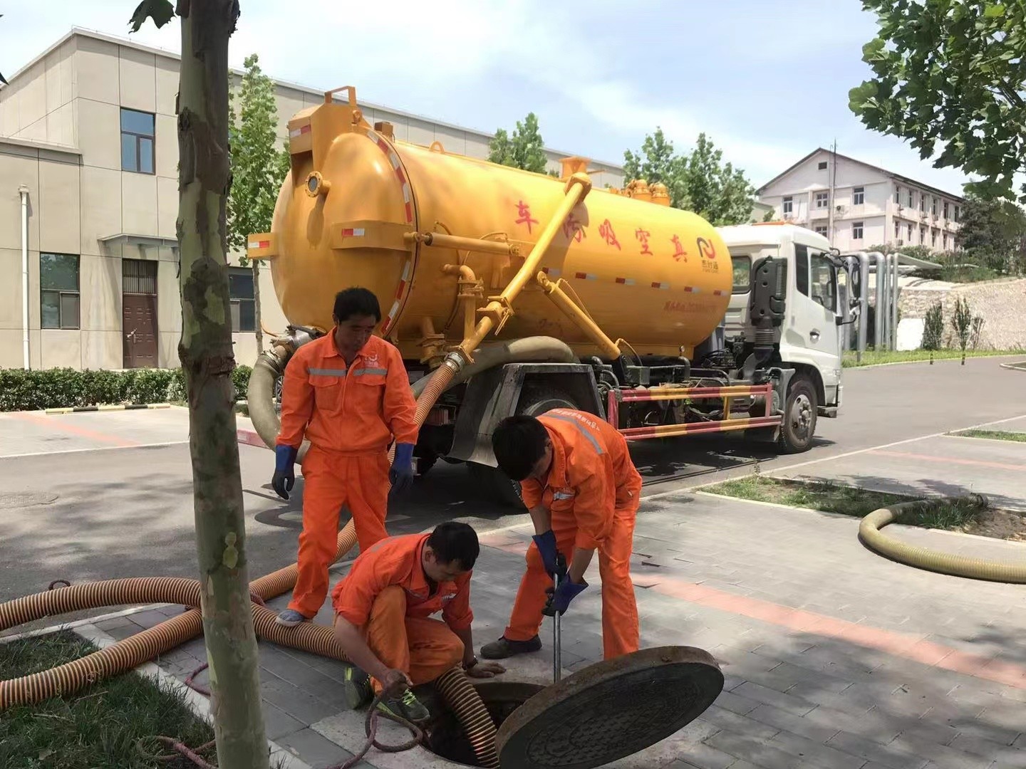 海口管道疏通车停在窨井附近