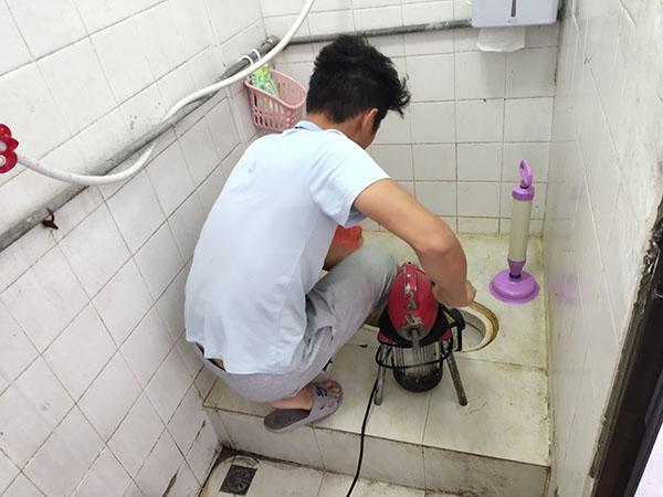 海口管道堵塞冒臭气 专业师傅现场解决问题