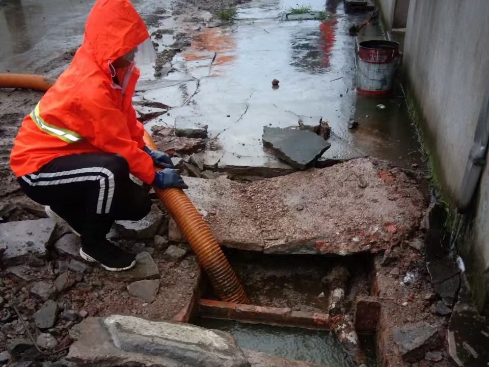 海口专业清理污水池 炜誉市政以规范流程守护城市 “肠道”