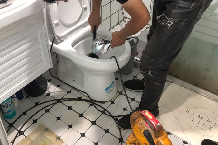海口马桶堵塞自己疏通还是找师傅?专业上门服务让你省时更省心